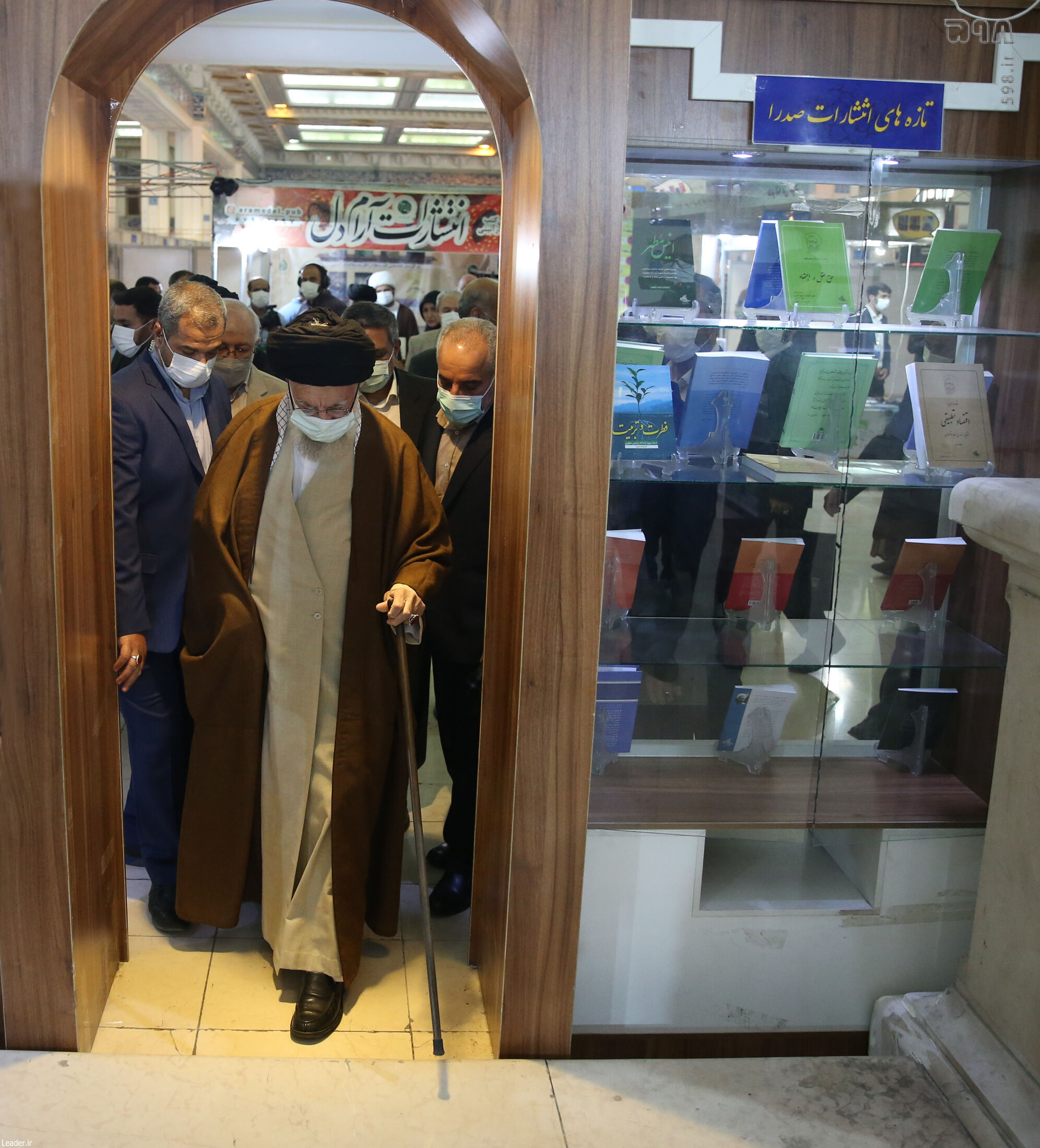 تصاویر/ بازدید رهبر انقلاب اسلامی از نمایشگاه کتاب