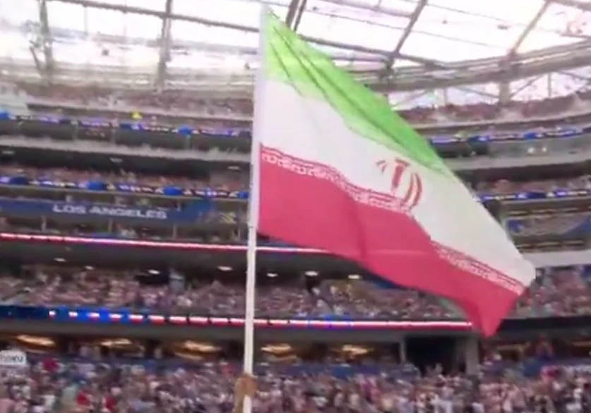 اهتزاز پرچم ایران در قلب لس‌آنجلس