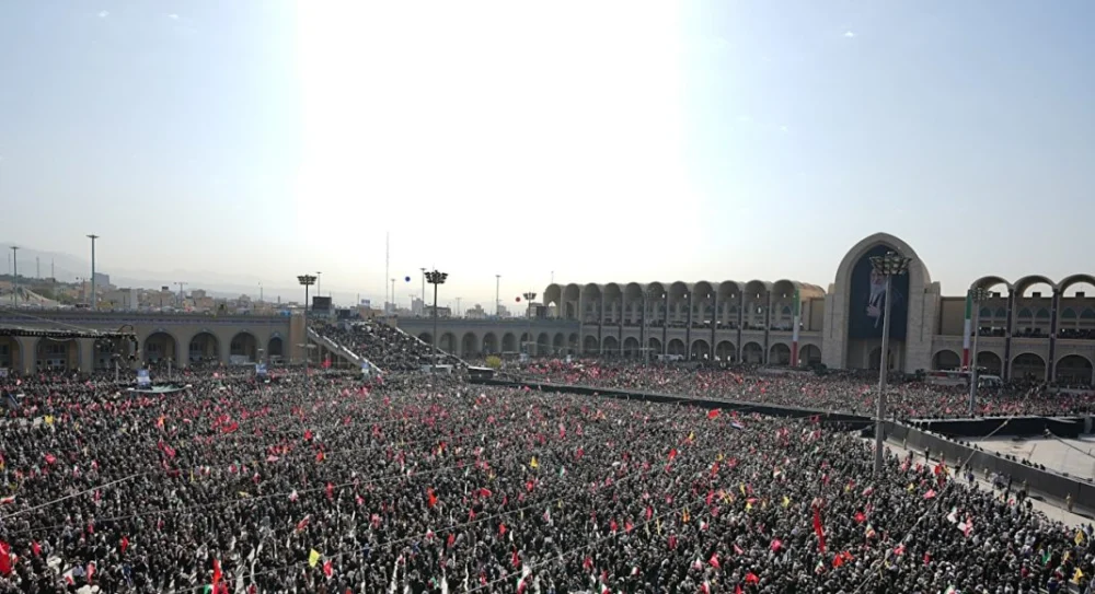 ببینید | لحظه پخش صدای رهبر شهید انقلاب در مصلی تهران