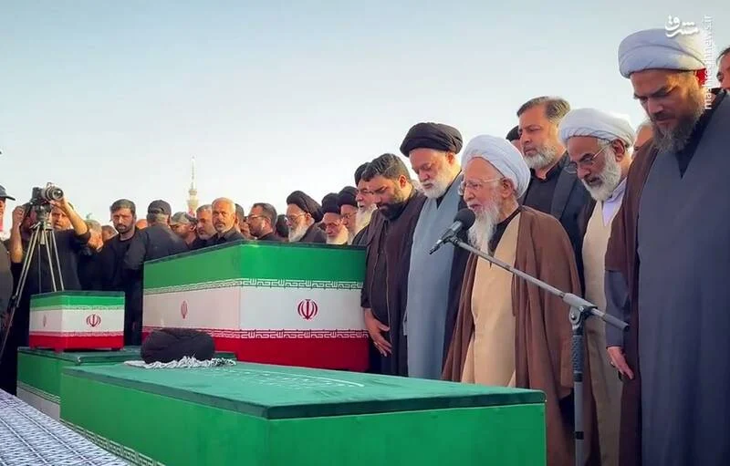 فیلم کامل اقامه نماز بر پیکر رهبر شهید انقلاب توسط آیت‌الله جوادی آملی